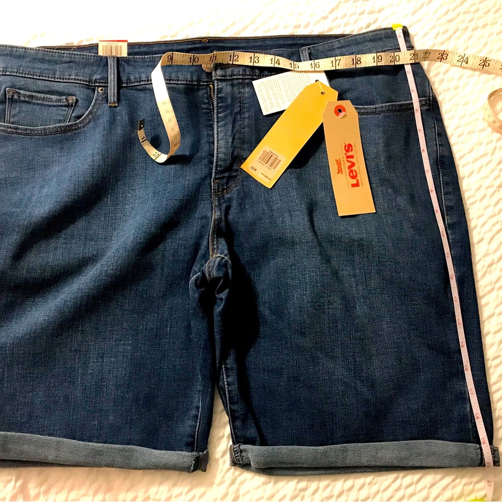 NWT Ladies Levi’s Bermuda Jean Shorts 22W